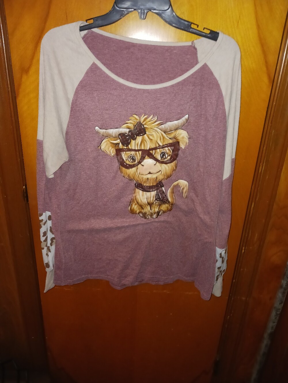 Ladies Size Large Mauve & Cream Long-Sleeve Top with Cute Highland Cow Graphic